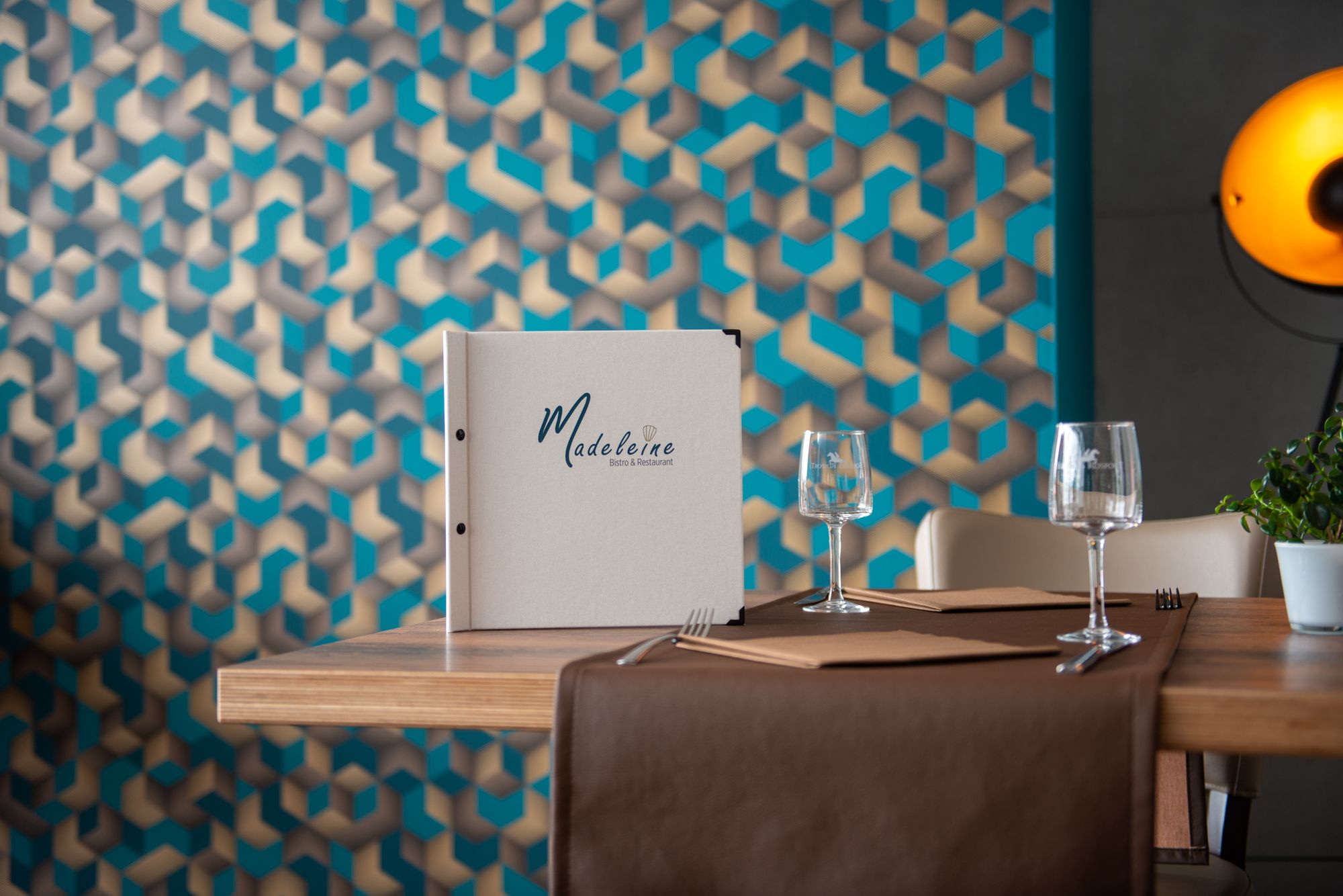 Table dressée au restaurant Madeleine